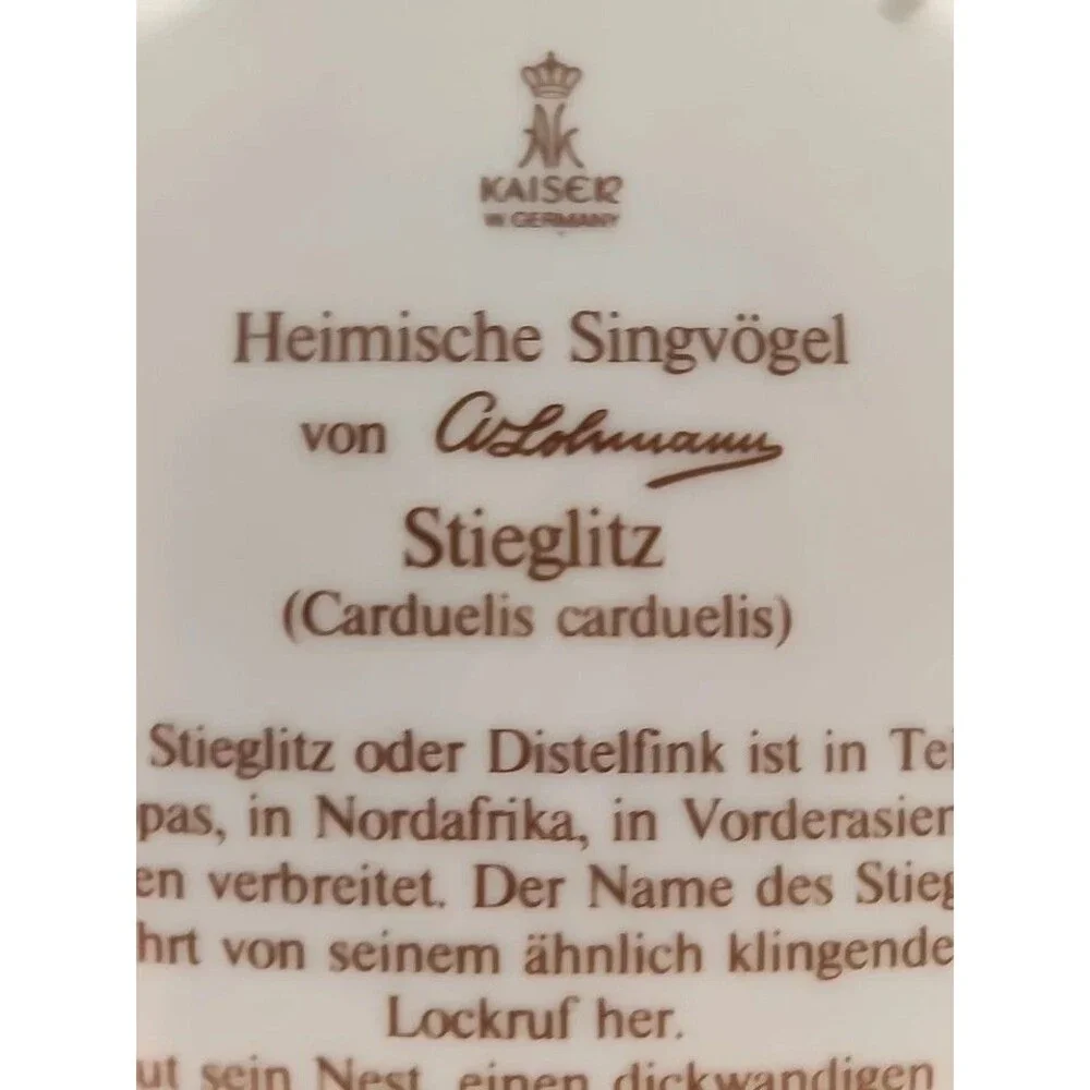 HEIMISCHE SINGVÖGEL ER BAUT SEIN NEST, PLATE